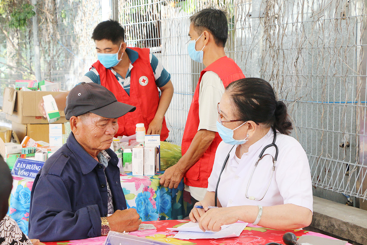 Hội Chữ thập đỏ tỉnh tổ chức khám, phát thuốc miễn phí cho người dân TP. Rạch Giá và huyện Hòn Đất.